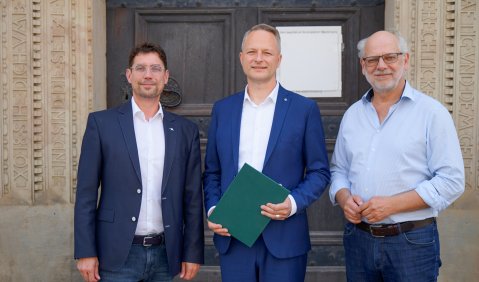 Foto: v.l.n.r. André Neumann, Oberbürgermeister der Stadt Altenburg, Mike Wittich, Generalintendant Kay Kuntze (Theater Altenburg Gera). © Stadtverwaltung Altenburg