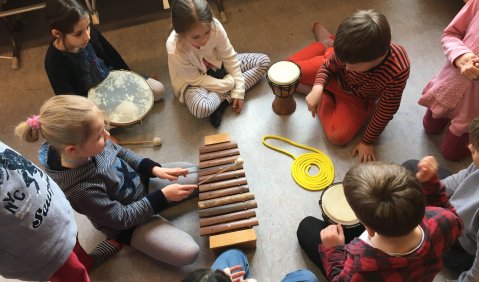 Grundschulkinder im Musikunterricht