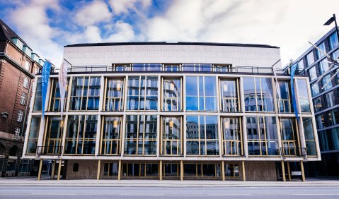 Hamburgische Staatsoper - Außenansicht. Niklas Marc Heinecke