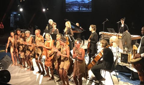 Hoansi-San, Eslon Hindundu, Niederrheinische Symphoniker.  Foto: © Rainer Nonnenmann