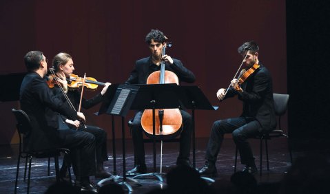 Ein Streichquartett in schwarzen Klamotten am Konzertieren.