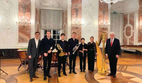 Prof. Andre Schoch, Marcelin Huguet (Schlagzeug), Heorhii Koliada (Horn), Niklas Austermann (Trompete), Seohee Kim (Oboe), Luna Vissers (Harfe), Prof. Ehrhard Wetz (v. links n. rechts). Foto: Ehrhard Wetz