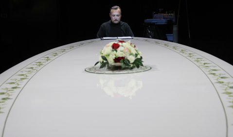 Georg Nigl in Gordon Kampes Oper „Die Kreide im Mund des Wolfes“ an der Staatsoper Hamburg. Foto: Jörg Landsberg