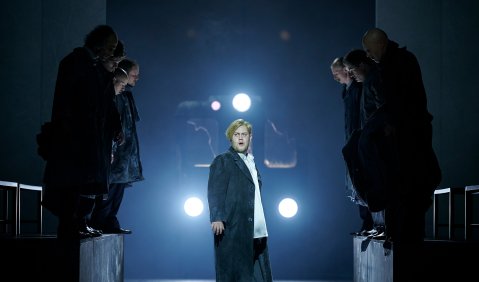 Ruslan und Ljudmila. Ilia Kazakov und Komparserie der Hamburgischen Staatsoper. © Matthias_Baus
