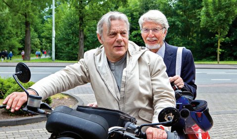 Ulrich Rademacher übernimmt das Steuer des Bundeswettbewerbs „Jugend musiziert“ von Reinhart von Gutzeit. Foto: Markus Kaesler