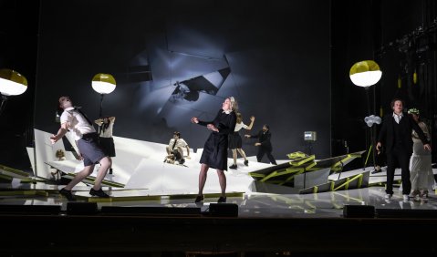 &bdquo;Innocence&ldquo; am Theater Bremen: Valentin Fruntke, Nadine Lehner, Fabian Düberg, Julia Grüter, Ensemble. Foto Jörg Landsberg