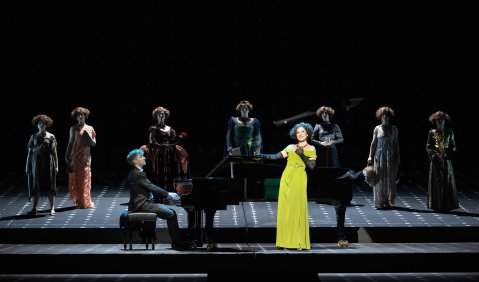 Patrick Hahn (Klavier), Maria Bengtsson (Christine), Komparserie  © Semperoper Dresden/Monika Ritterhaus