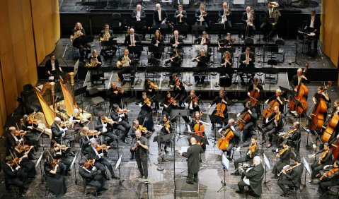 Kinan Azmeh mit dem Philharmonischen Staatsorchester Mainz während seines Klarinettenkonzerts. Foto: © Anneliese Schürer
