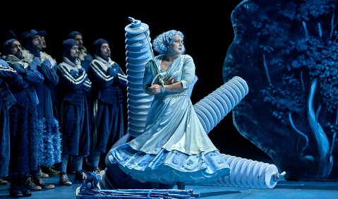 Lohengrin. I. Akt. Elza van den Heever (Elsa von Brabant), Chor der Bayreuther Festspiele. © Bayreuther Festspiele / Enrico Nawrath