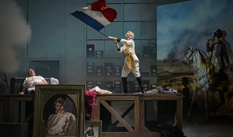 Sterben für den Sieg: Derrick Ballard als Flambeau, Alexandra Samouilidou als Napoleon Franz. Foto: © Andreas Etter.