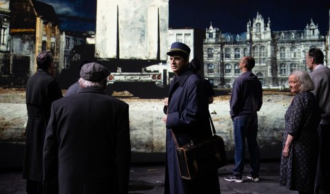 Philippe Jaroussky (Valouchka) und Komparserie. Foto: © William Minke