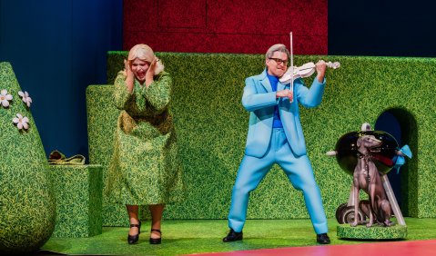 »Orpheus in der Unterwelt« von Jacques Offenbach an der Musikalischen Komödie Leipzig – Eurydike (Friederike Meinke), Orpheus (Jeffery Krueger). © Kirsten Nijhof
