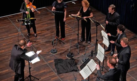 Donaueschingen 2025: „Tell Tales“ von Georges Aperghis mit Bratschistin Tabea Zimmermann und Vokalsextett EXAUDI (mehr auf Seite 7). Foto: SWR/Ralf Brunner