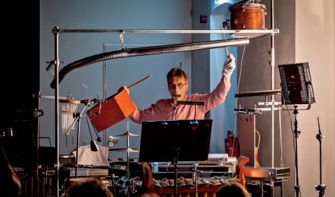 Pascal Pons spielt bei den RTFNM Alan Hilarios „Showdown“ für Multi-Percussion solo (2008). Foto: Stan Baranski