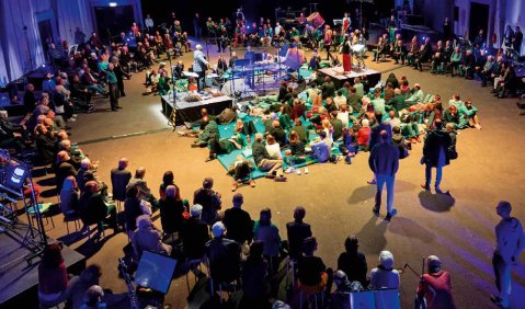 Uraufführung von Hanna Eimermachers „Aura“ für 22 Performer:innen im Bartók Saal. Foto: SWR/Ralf Brunner