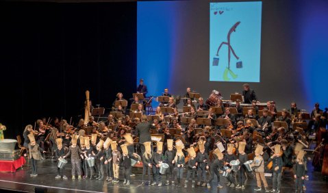 Paul Dukas’ „Zauberlehrling“ als Familienkonzert mit vielen Eimerträgern. Foto: Michael Schwanse