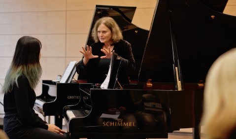 Prof. Ewa Kupiec mit Kursteilnehmerin. Foto: &copy; Marie Awadis