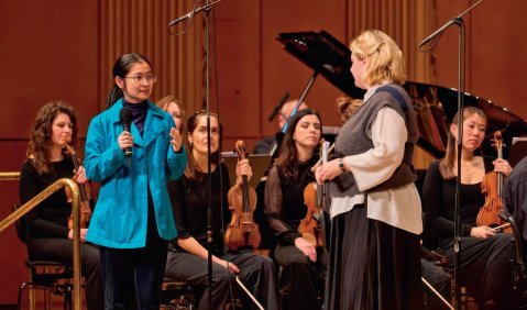 Jiyang He und Theresa Szorek vor WDR Sinfonieorchester. Foto: Claus Langer