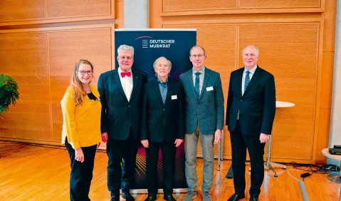 Die Generalsekretärin des Deutschen Musikrats (DMR) Antje Valentin und DMR Präsident Martin Maria Krüger haben die neuen Ehrenmitglieder in ihre Mitte genommen: Christian Höppner, Lothar Zagrosek und Martin Eifler (v. l. n. r.)  Foto: Dominique Krentscher