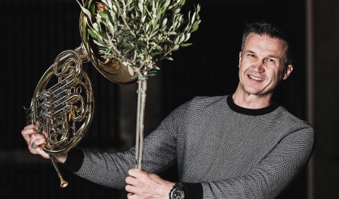 Horn, Holz und mehr: Markus Bruggaier sieht über den Trichterrand hinaus die Zusammenhänge von Gesellschaft und Musik. Foto: Daniel Häker