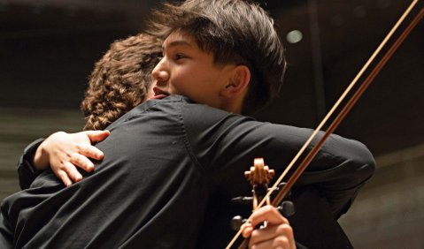Stolz auf eine geglückte Alpensinfonie: zwei junge Musiker des BLJO. Foto: Susanne van Loon