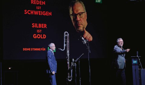 Andreas Fischer und Theo Nabicht bei Bernhard Langs Satirestück „loops for basses“. Foto: Martin Sigmund