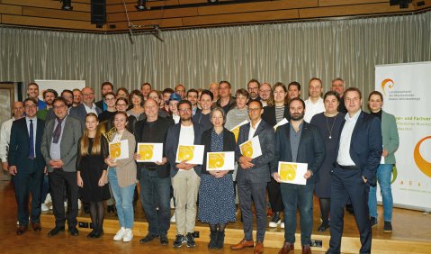 Gruppenbild in einem Kammermusiksaal.