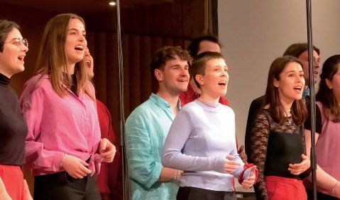 Ein Jugendchor beim Singen.