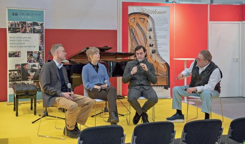 Theo Geißler (ConBrio Verlagsgesellschaft) mit (von li.) Stefan Roszak (Bechstein Stiftung), Maja Jessen und Lorenz Kellhuber (beide Hochschule für Musik Dresden) auf dem Podium „Musik Café“. Foto: Susanne van Loon