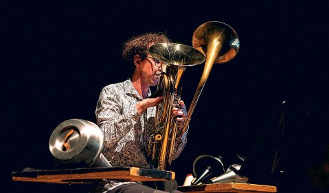 Maxime Morel spielt „H“ für Doppeltrichter-Euphonium und Vierkanal-Zuspielung von Hannes Seidl. Foto: Mirco Lilge