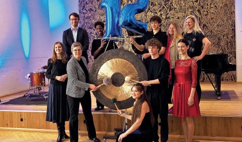 Startgong für die HMTM Young Academy. In der Reihe oben: Dominik Pensel (li.) und Martina Bauer (re.). Foto: Koch