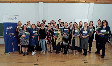 Runde 20 eher junge Erwachsene stehen mit Zertifikaten zu einem Gruppenbild zusammen.