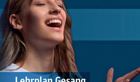 "Lehrplan Gesang"-Cover. Eine Frau beim Singen mit dem Schriftzug dabei.
