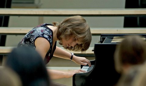 Eine Frau spielt Klavier.
