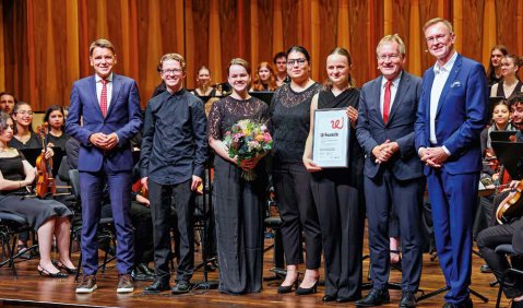 Von links: Prof. Dr. Ulrich Roth, Stellvertretender Vorsitzender des Vorstands der Stiftung Würth, Filip Hovland, Klarinette (Norwegen), Ilva Balina, Viola (Lettland), Ranya Majeed, Horn (Irak), Lina Lentz, Violine (Deutschland), Johannes Schmalzl, Vorsitzender des Vorstands der Stiftung Würth, Johannes Freyer, Präsident der Jeunesses Musicales Deutschland. Foto: Ufuk Arslan/Würth