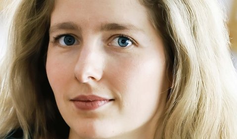 Eine Frau mit offenen, welligen, blonden Haaren