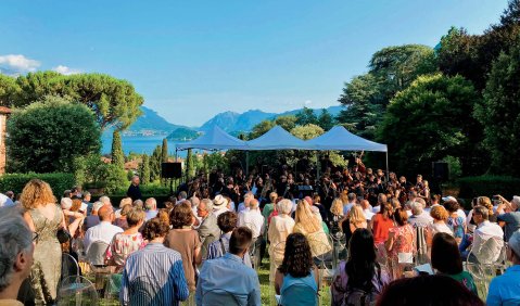 Eine Open-Air-Bühne im Grünen aus Zelt-Pavillonen unter extrem blauen Himmel und mit viel Publikum davor.