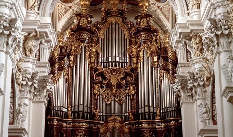 Eine fulminante Orgel in einer reich verzierten Kirche.