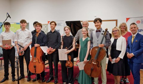Gruppenfoto gemischt aus Teilnehmer:innen und Juror:innen von Jugend musiziert.