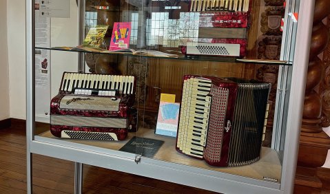 Vitrine der Ausstellung &bdquo;Instrument des Jahres: Akkordeon&ldquo; im Haus Kemnade in Hattingen. &copy; Foto: LMR NRW