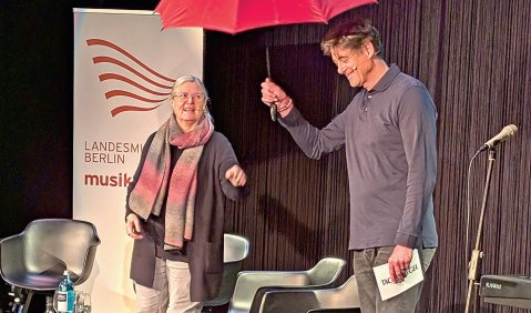 v.l.n.r.: Hella Dunger-L&ouml;per, Pr&auml;sidentin des LMR Berlin e.V. und Lorenz Maroldt, Mitherausgeber des Tagesspiegels und Schirmherr des Berliner Jahres der Amateurmusik beim Auftakt zum  Jahr der Amateurmusik am 18. Februar 2026 im Kabarett-Theater &bdquo;Die Stachelschweine&ldquo;. Foto: LMR/Bondarenko