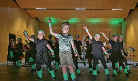 Szene aus dem partizipativen Musical-Projekt &bdquo;Nepomuk und der Rabel&ldquo;. Foto: &copy; Jana Gro&szlig;