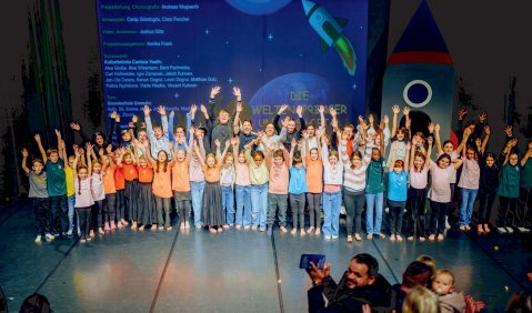 Musicalauff&uuml;hrung &bdquo;Die Weltenspringer und das Portal der Tr&auml;ume&ldquo; (Bielefeld 2025). Foto: &copy; Besim Mazhiqi