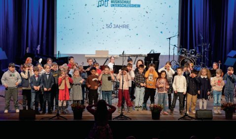 Die Kinder der ersten Klassen aus der Kooperation der Michael-Ende-Grundschule unter der Leitung von Mira Kostova er&ouml;ffneten das 50-j&auml;hrige Jubil&auml;um mit &bdquo;Konfetti und Trompeten&ldquo;. Foto: &copy; Janis Paraschidis