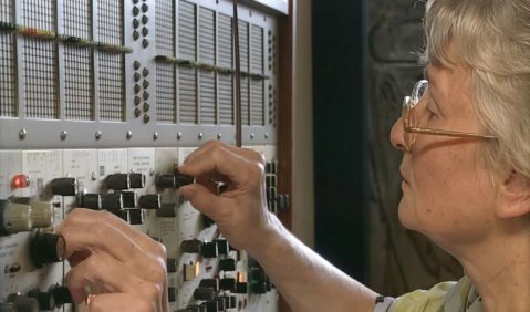 &Eacute;liane Radigue, Videostill aus der Filmdoku &bdquo;Virtuoso Listening&ldquo; von 2012. Foto: Fondation Arman/Archiv