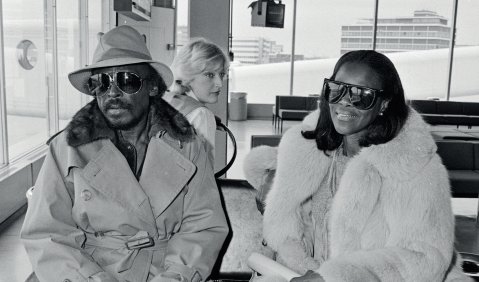 Miles Davis und seine Frau, die Schauspielerin Cicely Tyson, bei ihrer Ankunft am Flughafen Schiphol, 1982. Foto: Marcel Antonisse
