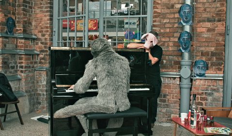 &bdquo;Sch&ouml;nberg pfeifen&ldquo; mit Wolf, Marino Formenti und Schnaps. Foto: Filmgarten