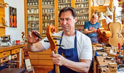 Bei &bdquo;Geigenbau Goldfuss&ldquo; in Regensburg gehen Tradition und Innovation Hand in Hand: 2005 entwickelte Thomas Goldfuss einen neuartigen Cellosteg, der unter dem Titel &bdquo;Premio&ldquo; patentrechtlich gesch&uuml;tzt ist. Foto: Susanne van Loon