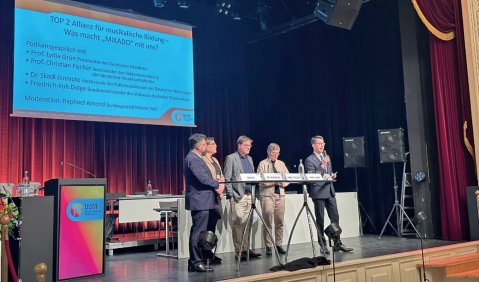 Podiumsdiskussion. V.l.n.r.: Friedrich-Koh Dolge (VdM), Dr. Skadi Jennicke (DST), Prof. Christian Fischer (RKM), Prof. Lydia Gr&uuml;n (DMR) und Raphael Amend (VdM) bei der Vorstellung der Allianz f&uuml;r musikalische Bildung im Rahmen der VdM-Bundesversammlung 2026. Foto: VdM / Kerstin Heiderich