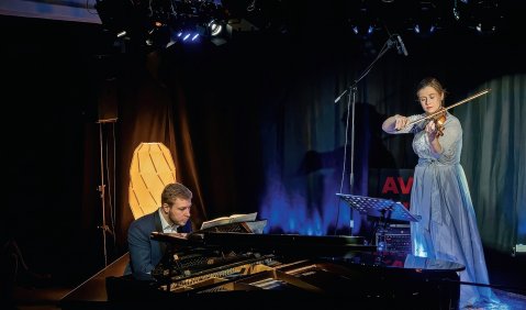 Versunken in der Musik. Oliver Fraenzke am Klavier und Anna Kakutia an der Violine. Foto: AVIN Studios